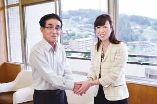伊藤村長と握手する釈党首。